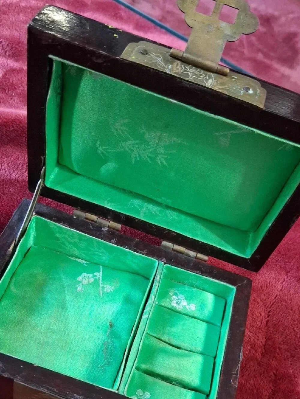 Vintage Hand-Painted Lacquer Jewelry Box with Brass Accents - Black & Gold